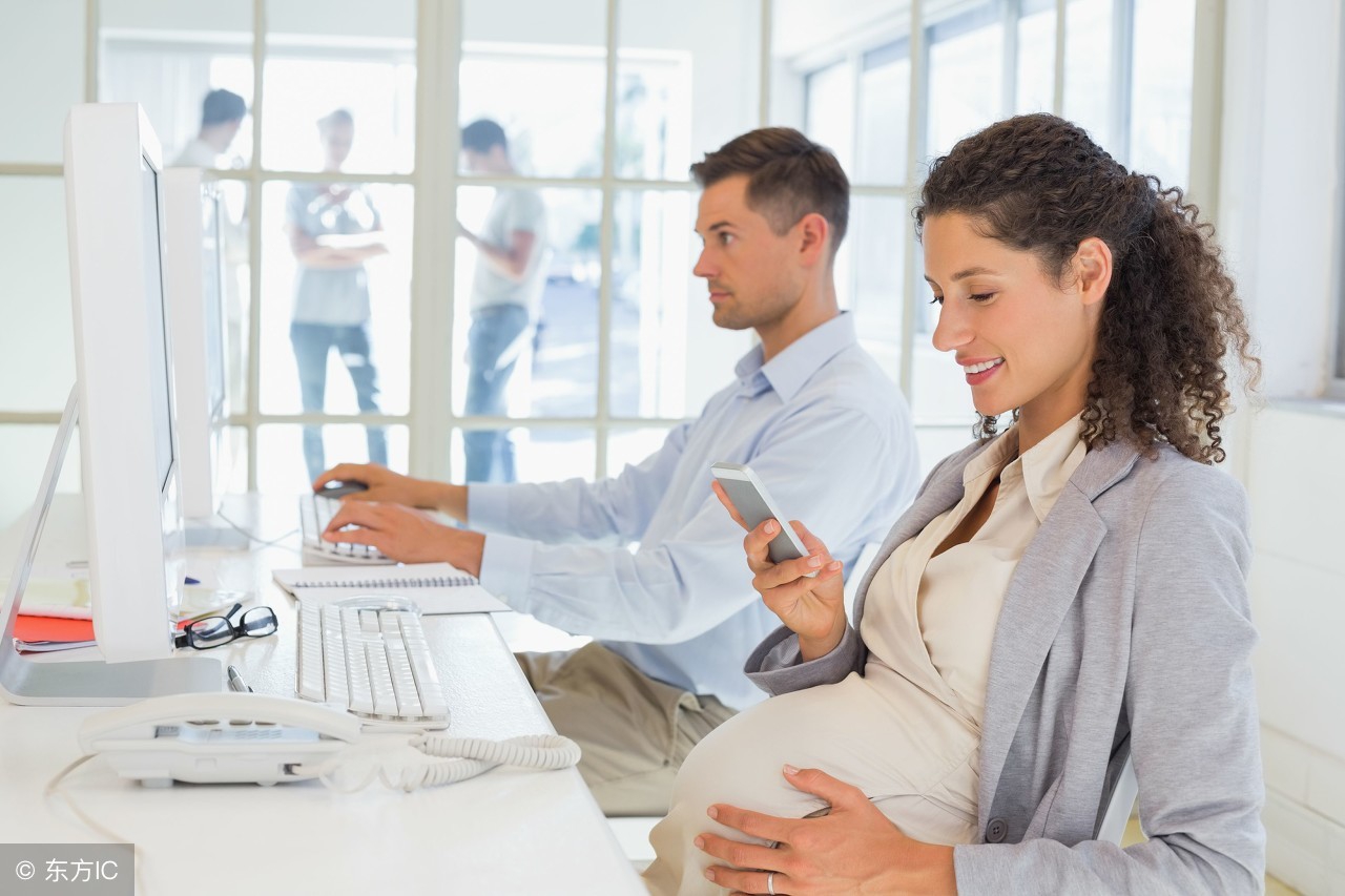 夏季空调房里，准妈妈这么做有效防水肿！