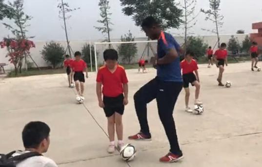 和梅西一起踢球是什么感觉,和梅西踢的一个老将