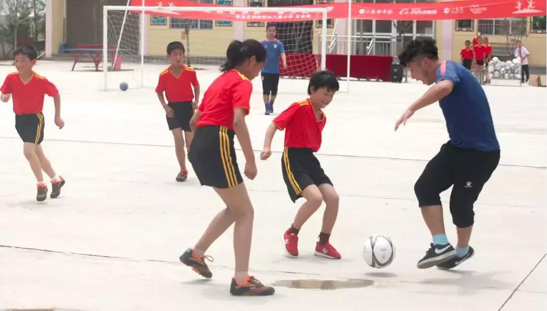 和梅西一起踢球是什么感觉,和梅西踢的一个老将