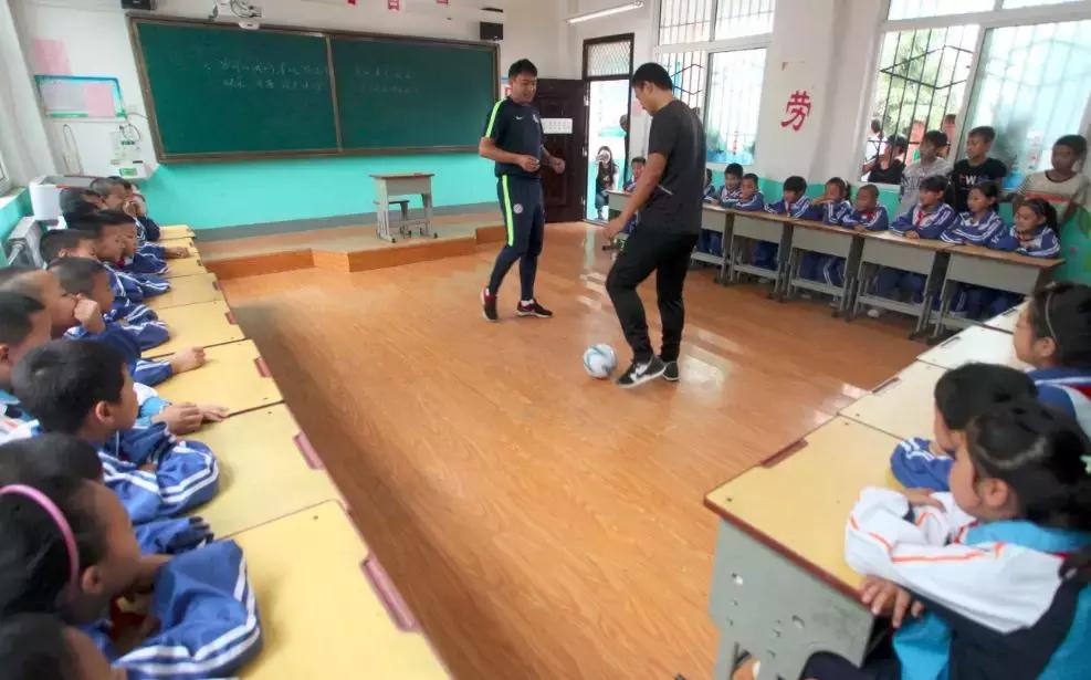 和梅西一起踢球是什么感觉,和梅西踢的一个老将