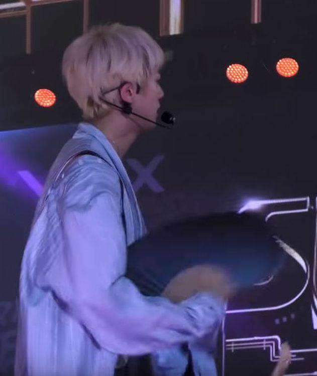 防弹少年团Jin台上捡好友舞台道具网上炫耀，偶像行为让粉丝发笑