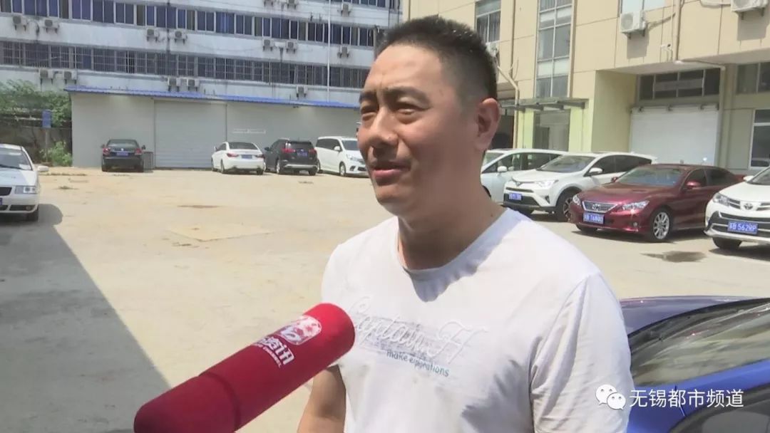 面对乘客落下的十万元现金无锡这位的哥做出了这样的决定