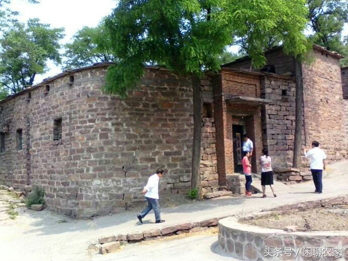 石匠打造石臼,石匠做石臼