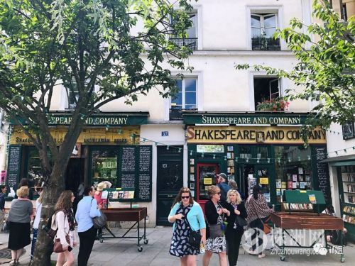 我在巴黎莎士比亚书店里，竟然找到了看手相的书