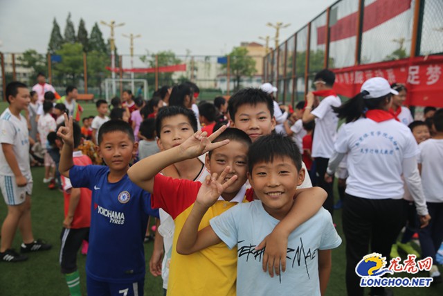 南京这群大学生来到经济薄弱村为留守儿童上足球课
