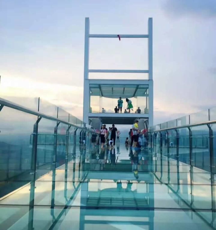 云南9d玻璃栈道,云南雪山峡谷玻璃栈道