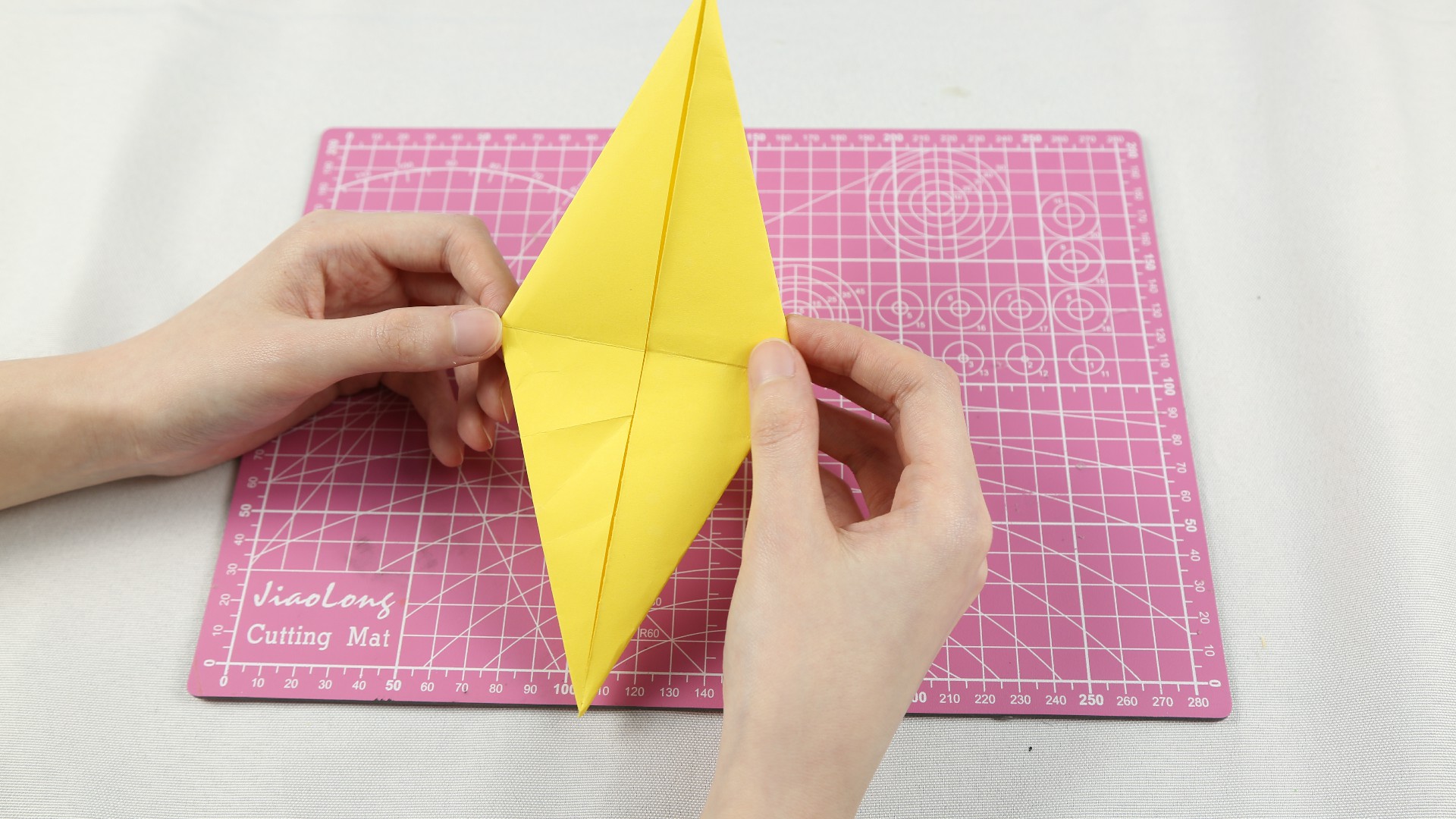 想要恐龙玩具，不用再去商场买了，姑娘教你巧用一张纸折出来