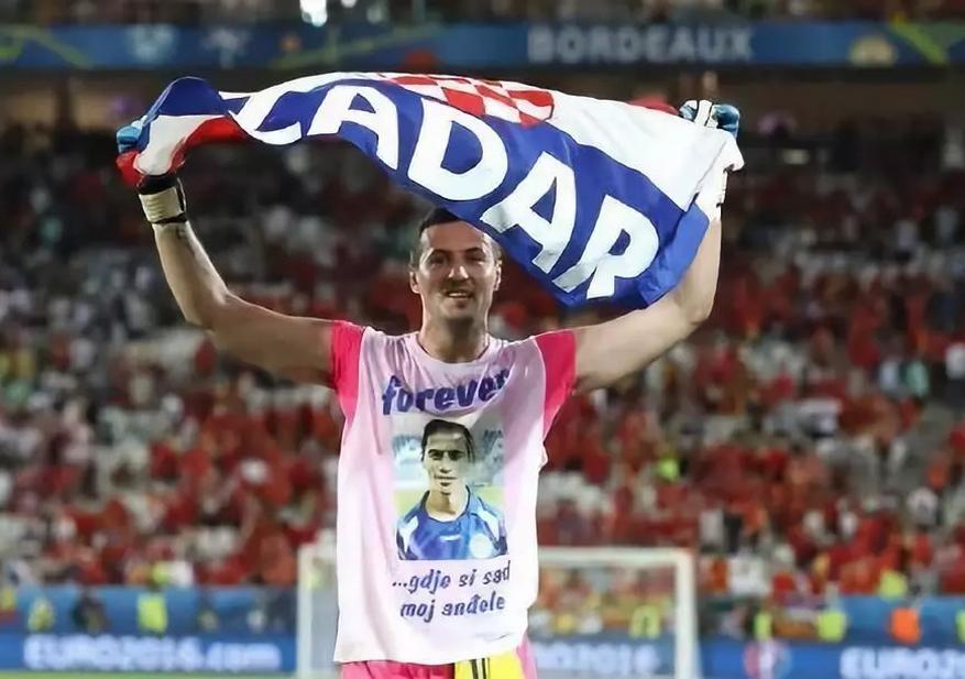 世界杯克罗地亚门将被贴脸质问,克罗地亚守门员被追