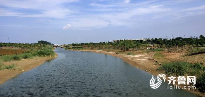 蓝天白云下的小镇,蓝天白云太阳能