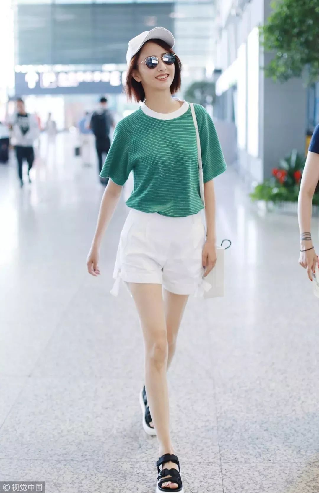 oversizetee穿搭,教你几种白tee的时尚穿法