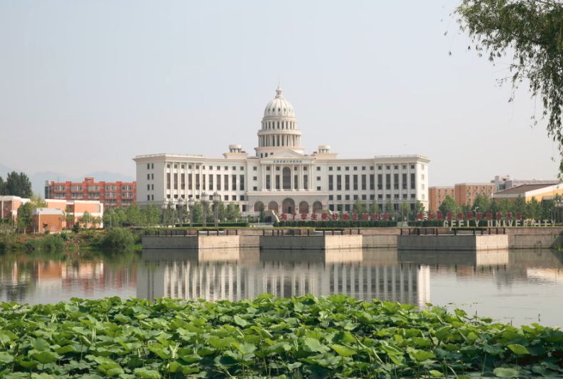 北京一所民办高校,名字听着很“吉利”,为升本科把大学降为学院