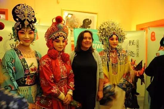 湖北的国际“朋友圈”大揭秘！德甲联赛上挂起海报：“拜仁慕尼黑欢迎潜江”……