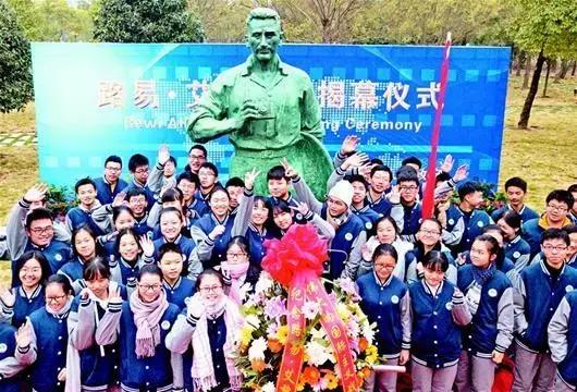 湖北的国际“朋友圈”大揭秘！德甲联赛上挂起海报：“拜仁慕尼黑欢迎潜江”……