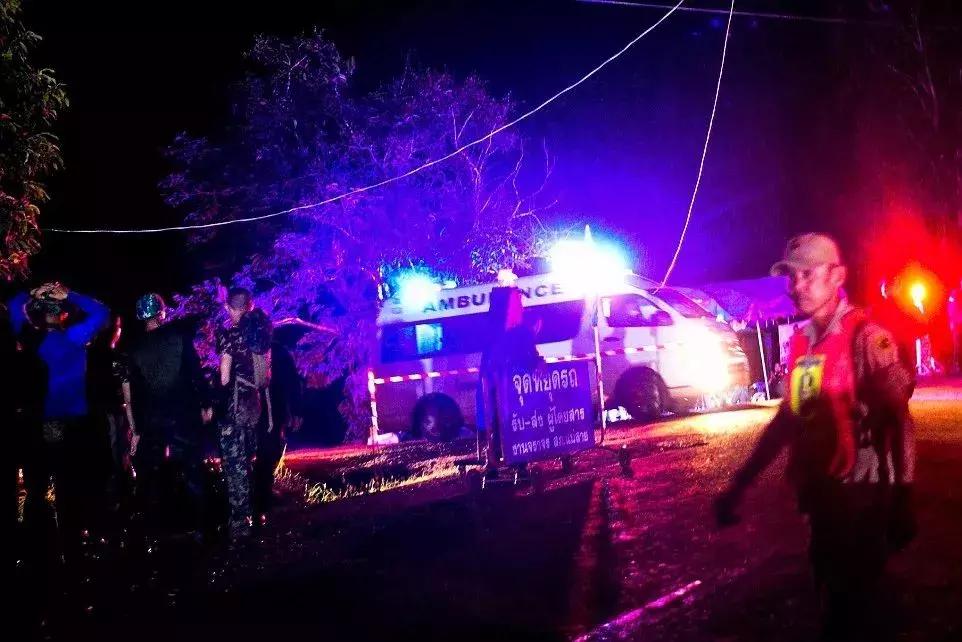 奇迹！被困18天，13人少年足球队全部生还！一生中最“漫长”的4公里，让人感动的是……