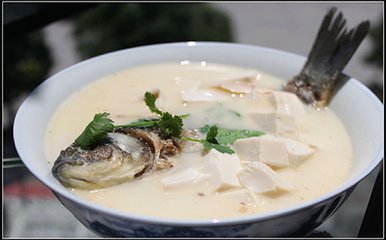 你知道鲫鱼汤怎么煮才浓白吗,美味营养的山药菌菇鲫鱼汤