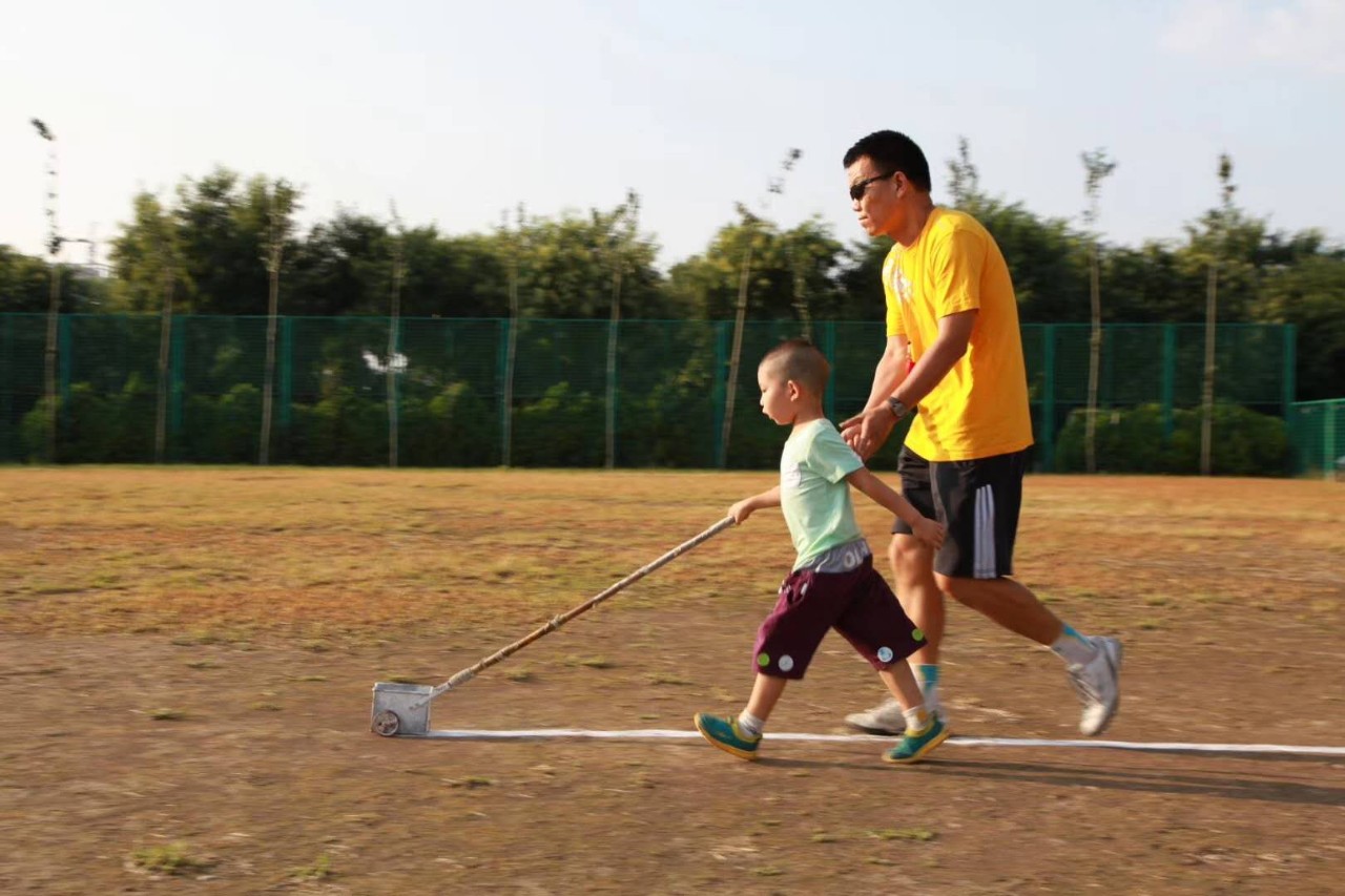 如何带零基础小学生足球训练,教小孩足球1-3岁