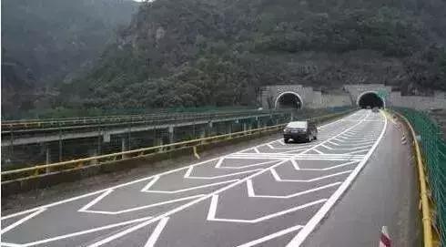 禁止右转标志右转扣分吗,左转车道右转了一定要罚款吗