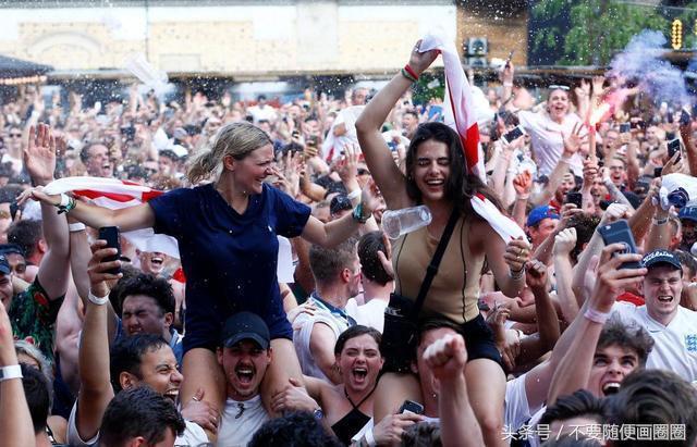 世界杯英格兰女球迷疯狂庆祝胜利,英格兰赢球女球迷庆祝