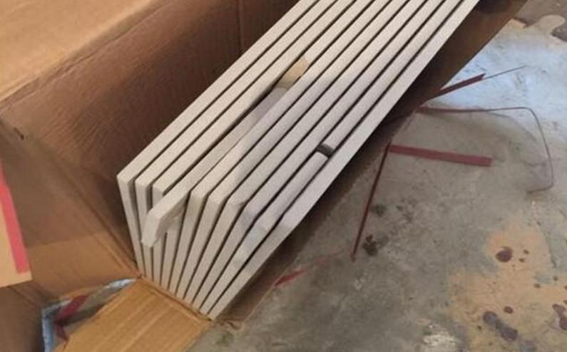 收货时发现瓷砖碎了，就在我准备去更换时，师傅却叫住了我