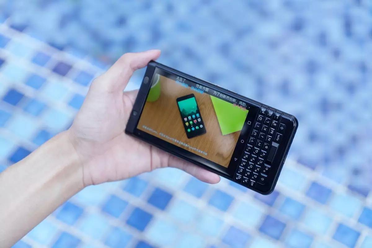 “全键盘”真情怀，黑莓KEYone降至1699，网友：还是说再见吧！