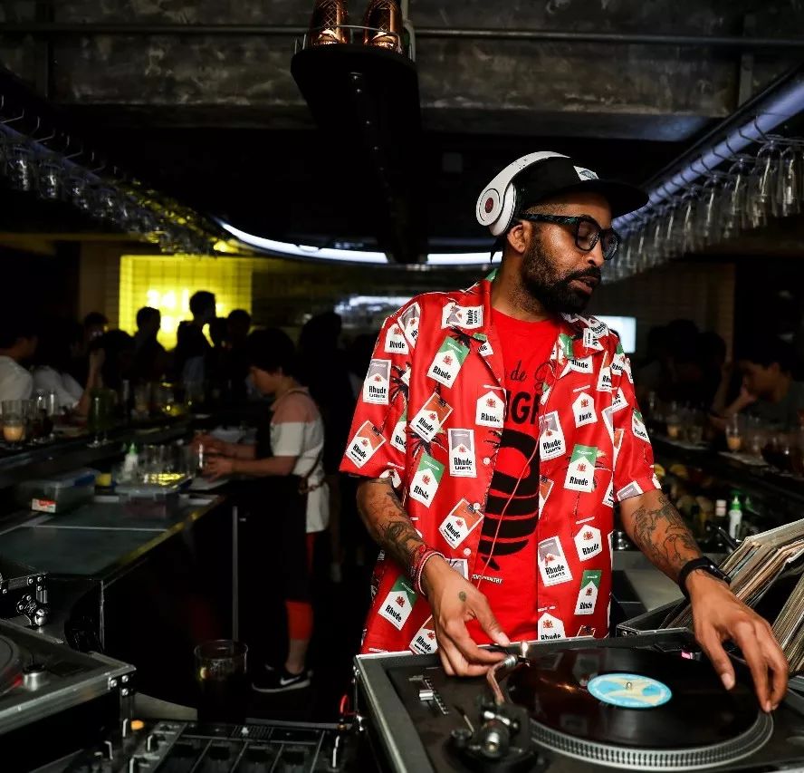 在实验室里调酒、倒酒都用水龙头？这家店颠覆了我对酒吧的想象