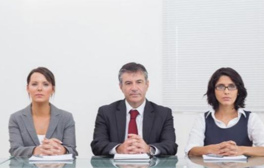 面试官100杯水其中一杯有毒,面试官有五个人只有四杯水怎么办