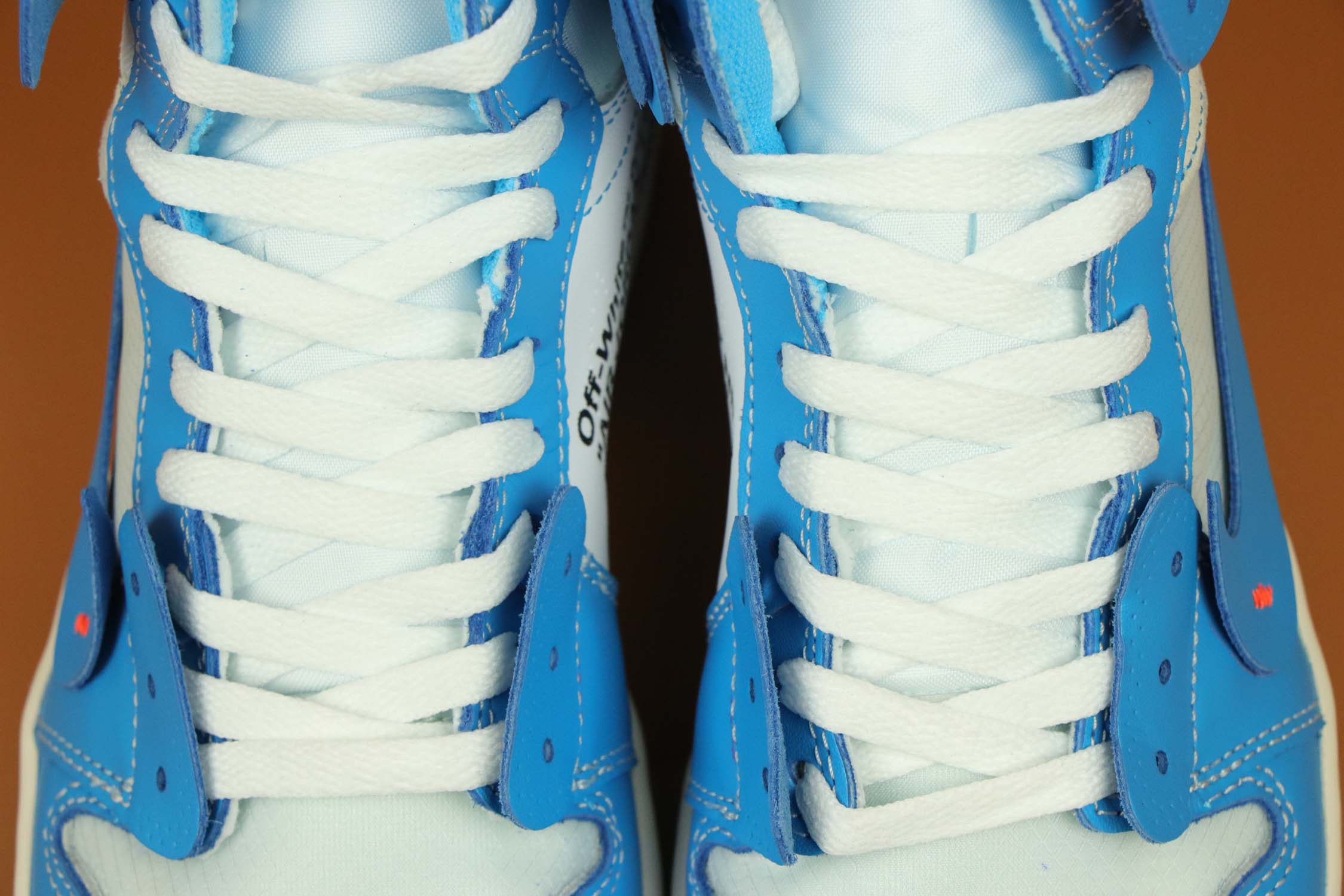 aj1北卡蓝联名ow什么皮面的,ow联名aj1北卡蓝明星穿搭