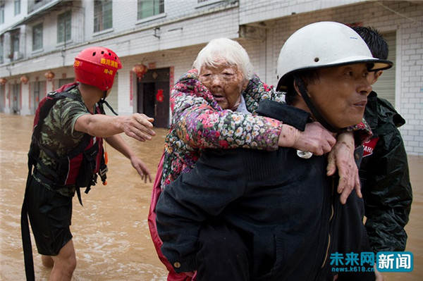 孕妇踩消防员肩膀脱困,消防员救洪水中孕妇