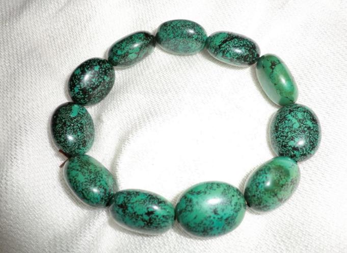 绿松石有色差是正常的吗怎么处理,绿松石戒面色差大是什么原因