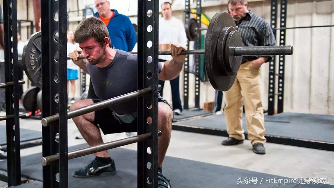 醒醒吧！别沾沾自喜你的腹肌，你其实不够大，不够强！不够爷们！