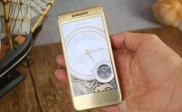 苹果和三星翻盖手机哪个值得购买,三星手机2019款翻盖机