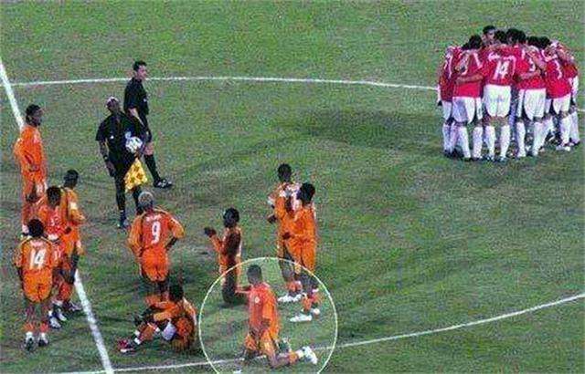 被压倒的摄影师，致谢他们球场上抓拍瞬间（搞笑旁白）