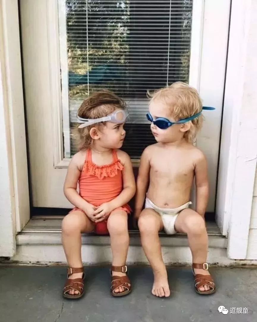 把自己装扮起来假装很酷,把自己打扮得酷一点