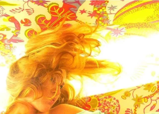 她被香奈儿和阿玛尼“通缉”，只因她在试衣间干的事儿太放肆！