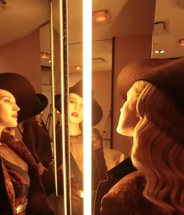 她被香奈儿和阿玛尼“通缉”，只因她在试衣间干的事儿太放肆！