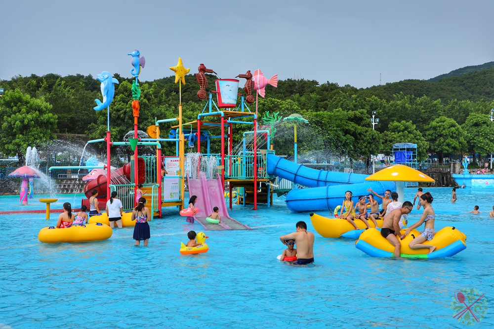 暑假带孩子逛公园,带孩子玩跳楼