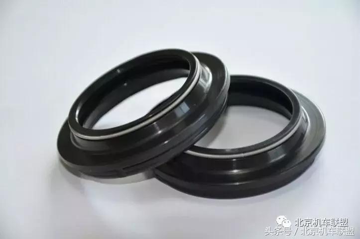 摩托车正叉倒叉的区别,摩托车倒置减震和正置减震的区别