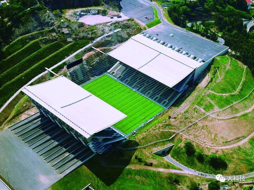 足球场奇葩时刻集锦,世界上最奇葩的球场