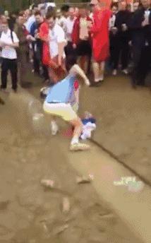 16年俄罗斯球迷打英格兰球迷,200俄罗斯球迷vs2000英国球迷