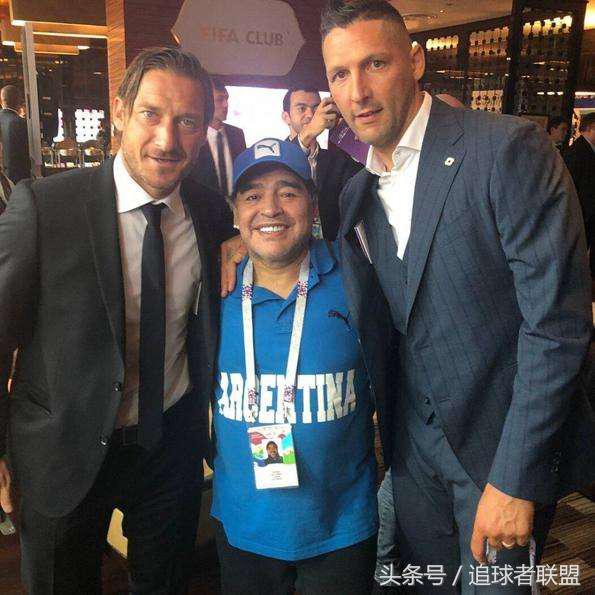 大力神杯和超模都来了！没错，这超模依旧比奖杯好看