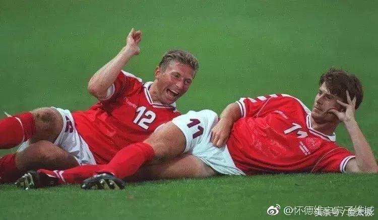 法国队2018夺冠拿大力神杯,2018世界杯法国举起大力神杯