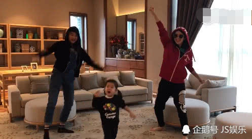 章子怡借世界杯与女儿秀幸福，母女同吻足球画面超温馨