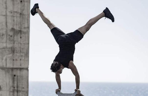 如何一分钟学会倒立,倒立是一个非常酷炫的动作