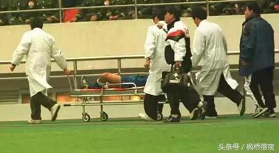 太惨了！辽足外援首秀便遭恶意飞踹进医院！中国足球又成足坛笑话