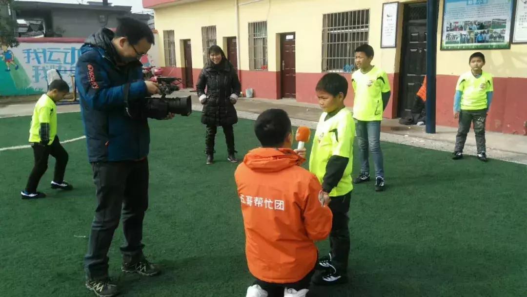 世界杯结束了，这位村小校长和他的孩子们的足球梦，才刚刚开始