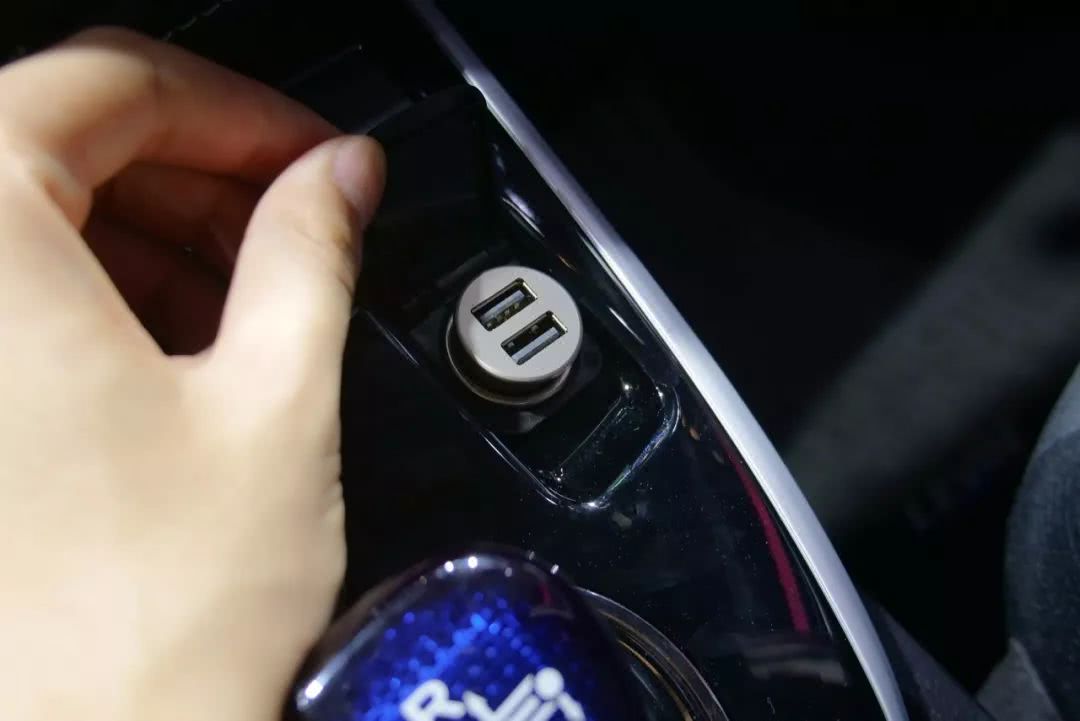 汽车自带usb接口充电断断续续,汽车自带usb充电多少v