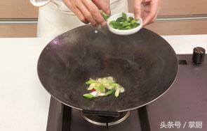 鲜鱿鱼丝怎么炒又嫩又好吃,怎么炒鱿鱼丝才好吃又简单