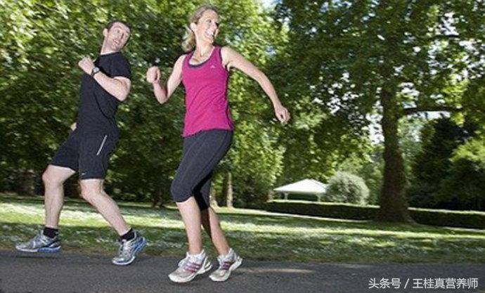 腰椎疼痛难忍？那是你走路有问题，换下姿势就会立马轻松！