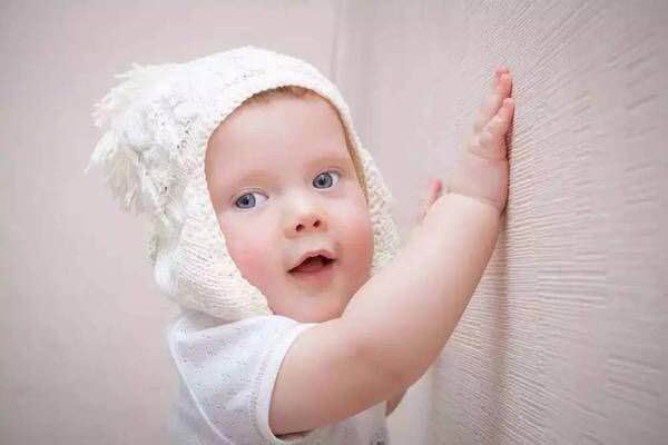 宝宝摔到后脑勺怎么处理,宝宝摔到后脑勺怎样判断有没有事