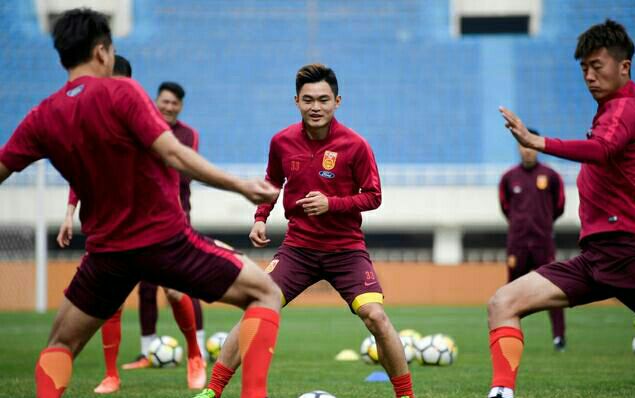 外援首秀被踹进救护车,看完这些恶犯以后中国踢球要穿防弹衣了?